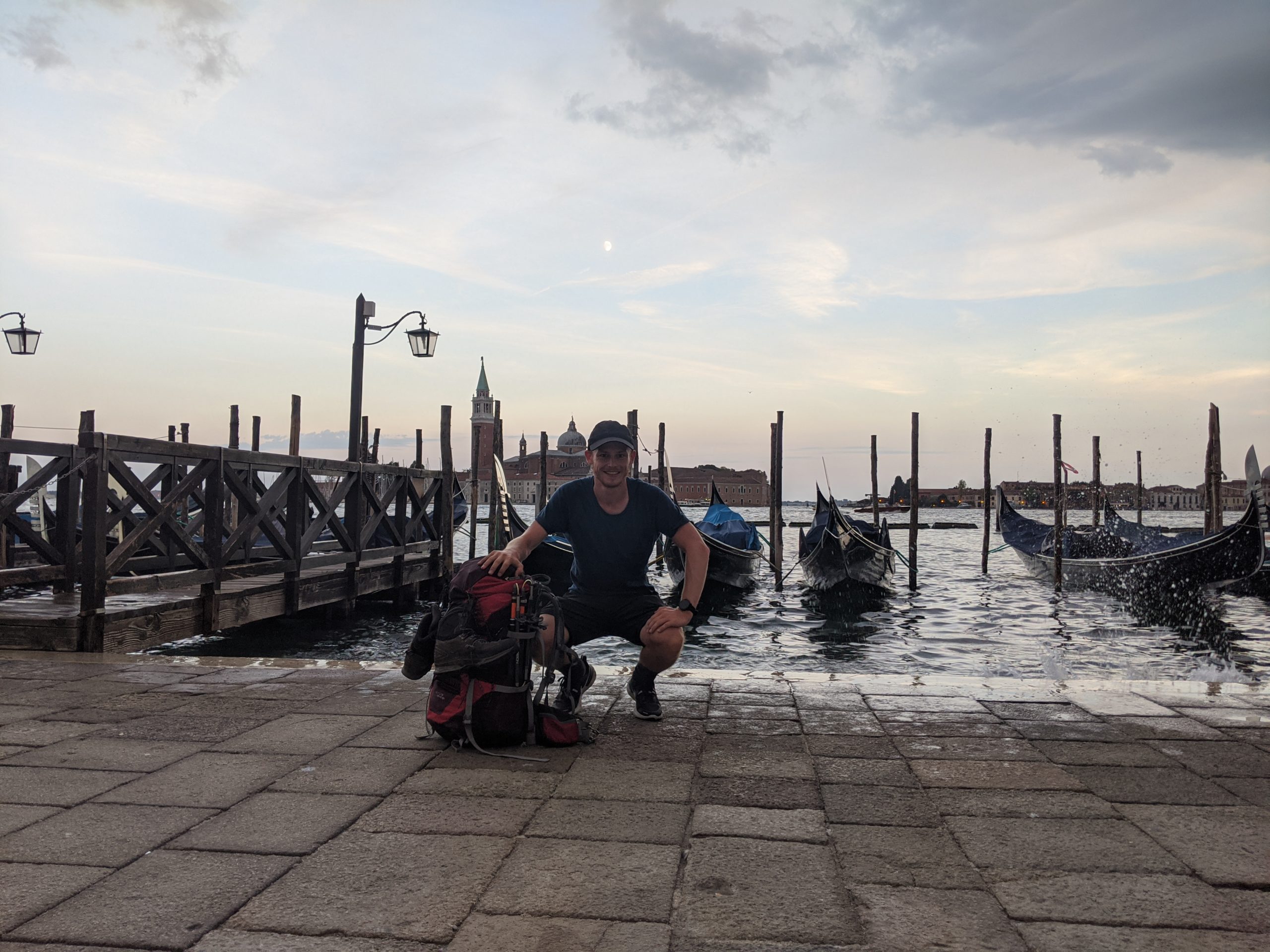Ankunft in Venedig - Thomas sitzt vor der Bucht. Im Hintergrund sind Gondeln